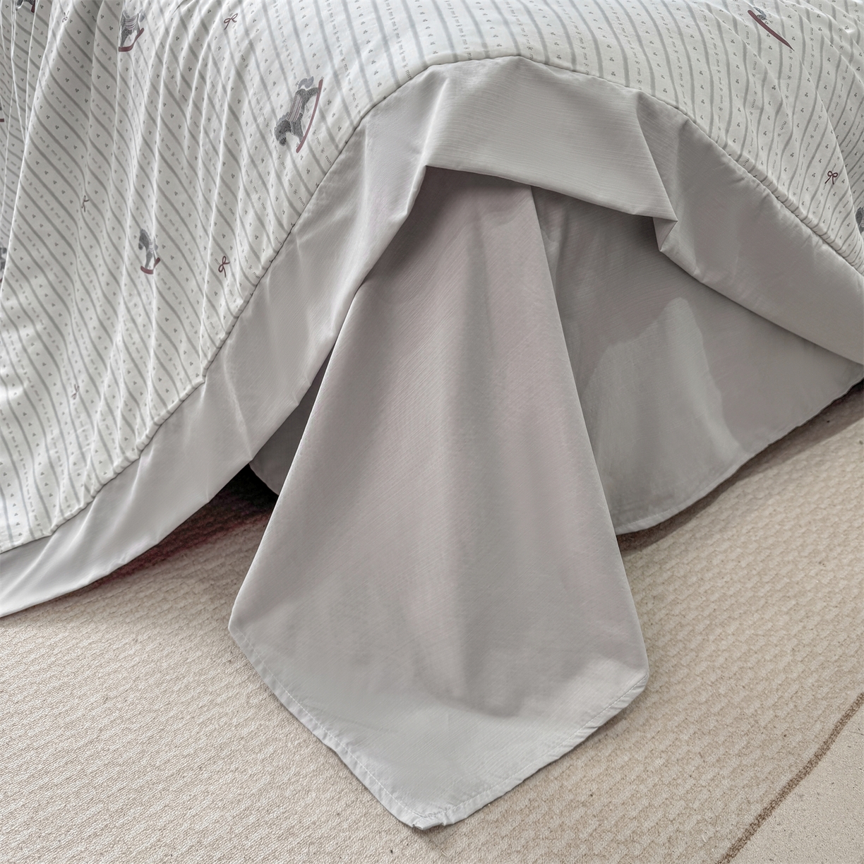 91家纺网 家纺一手货源 找家纺 慕木家纺 2026新款A类印花慕丝棉凉感夏被夏凉被空调被四件套 木马童谣+灰