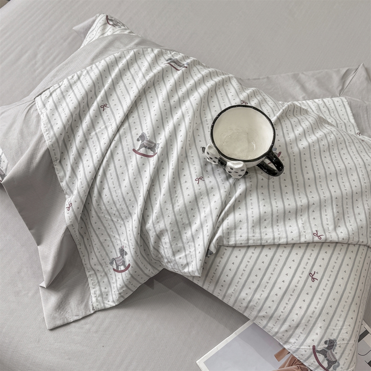 91家纺网 家纺一手货源 找家纺 慕木家纺 2026新款A类印花慕丝棉凉感夏被夏凉被空调被四件套 木马童谣+灰