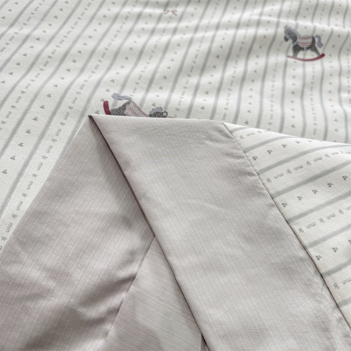 91家纺网 家纺一手货源 找家纺 慕木家纺 2026新款A类印花慕丝棉凉感夏被夏凉被空调被四件套 木马童谣+灰