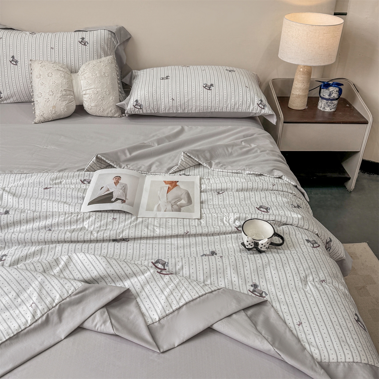 91家纺网 家纺一手货源 找家纺 慕木家纺 2026新款A类印花慕丝棉凉感夏被夏凉被空调被四件套 木马童谣+灰