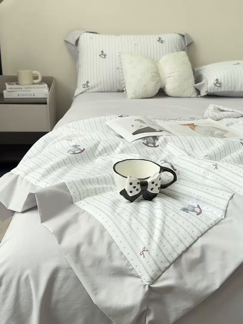 91家纺网 家纺一手货源 找家纺 慕木家纺 2026新款A类印花慕丝棉凉感夏被夏凉被空调被四件套 木马童谣+灰