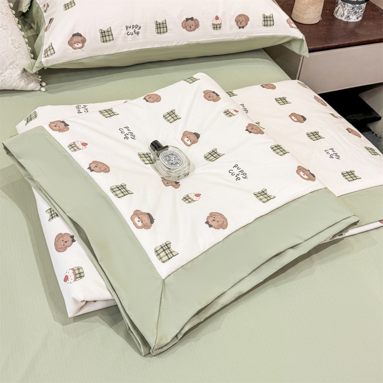 91家纺网 家纺一手货源 找家纺 慕木家纺 2026新款A类印花慕丝棉凉感夏被夏凉被空调被四件套 蛋糕熊+绿