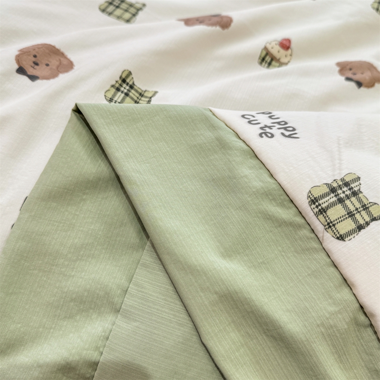 91家纺网 家纺一手货源 找家纺 慕木家纺 2026新款A类印花慕丝棉凉感夏被夏凉被空调被四件套 蛋糕熊+绿