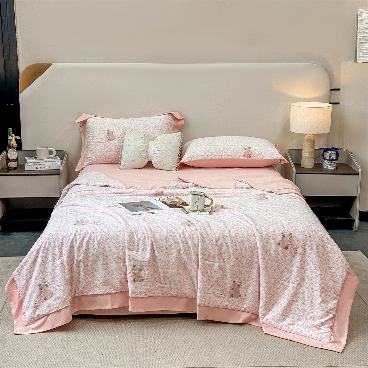 91家纺网 家纺一手货源 找家纺 慕木家纺 2026新款A类印花慕丝棉凉感夏被夏凉被空调被四件套 甜梦熊+浅粉