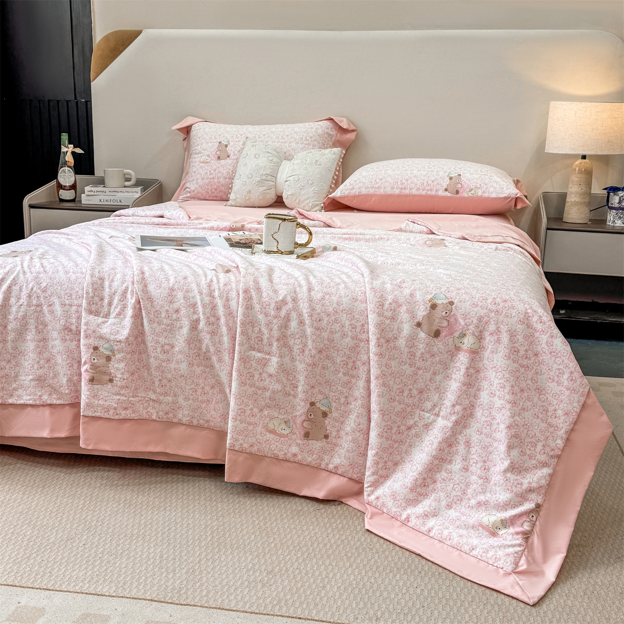 91家纺网 家纺一手货源 找家纺 慕木家纺 2026新款A类印花慕丝棉凉感夏被夏凉被空调被四件套 甜梦熊+浅粉