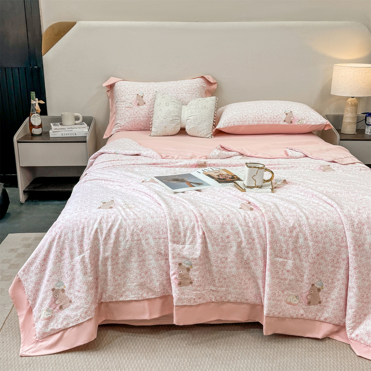 91家纺网 家纺一手货源 找家纺 慕木家纺 2026新款A类印花慕丝棉凉感夏被夏凉被空调被四件套 甜梦熊+浅粉