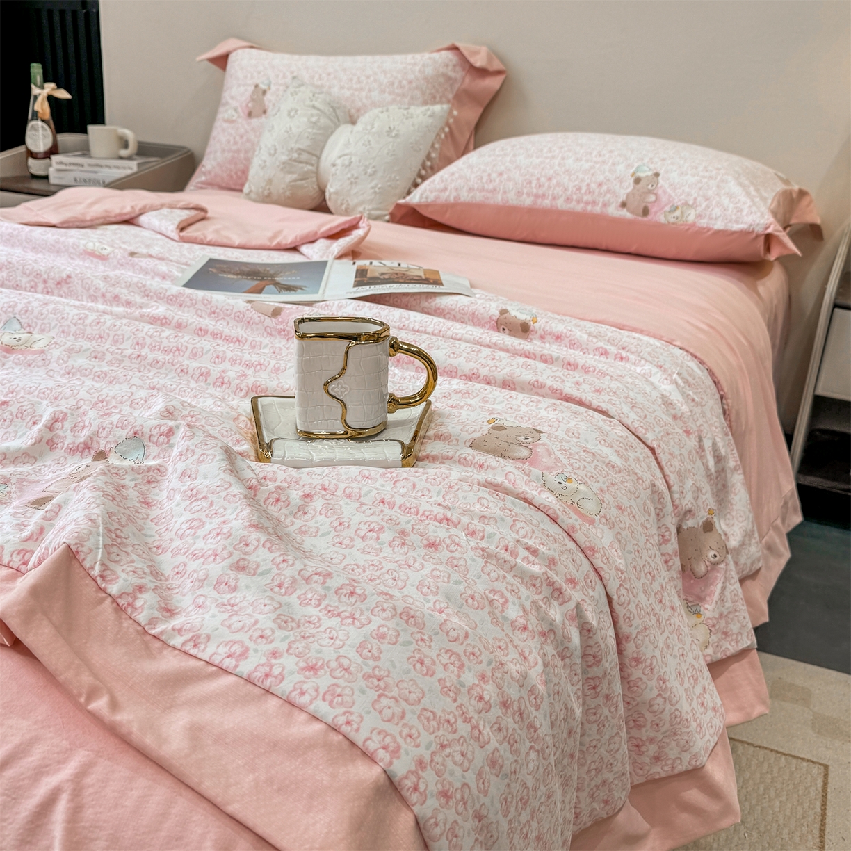 91家纺网 家纺一手货源 找家纺 慕木家纺 2026新款A类印花慕丝棉凉感夏被夏凉被空调被四件套 甜梦熊+浅粉