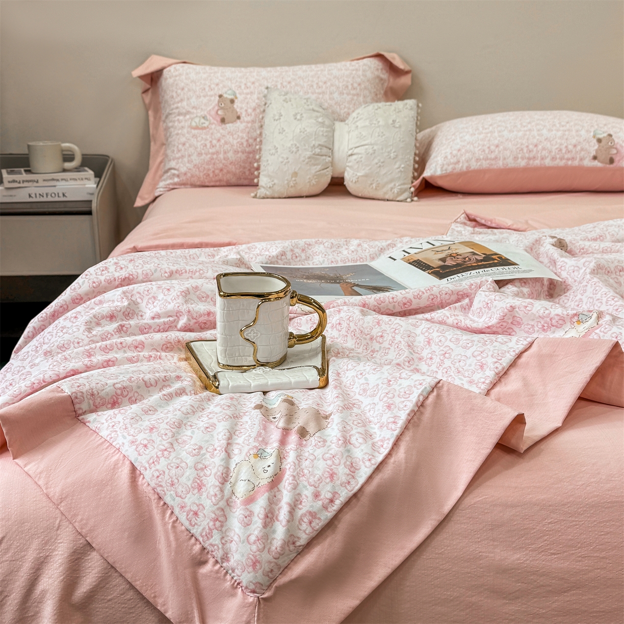 91家纺网 家纺一手货源 找家纺 慕木家纺 2026新款A类印花慕丝棉凉感夏被夏凉被空调被四件套 甜梦熊+浅粉