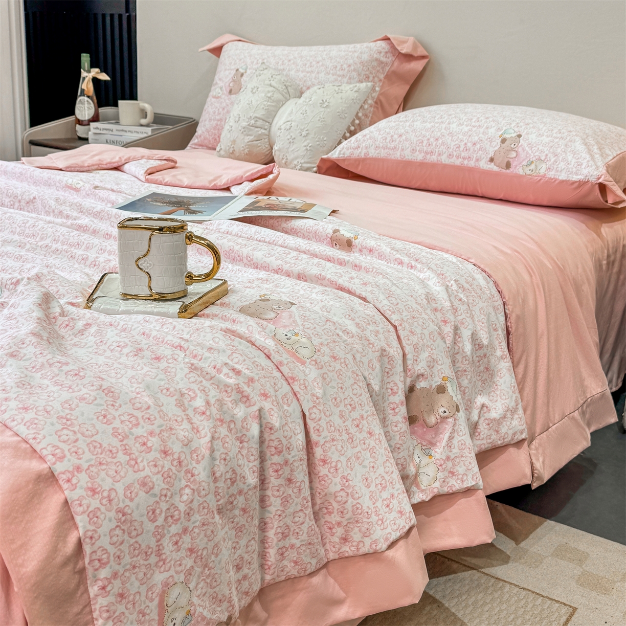 91家纺网 家纺一手货源 找家纺 慕木家纺 2026新款A类印花慕丝棉凉感夏被夏凉被空调被四件套 甜梦熊+浅粉