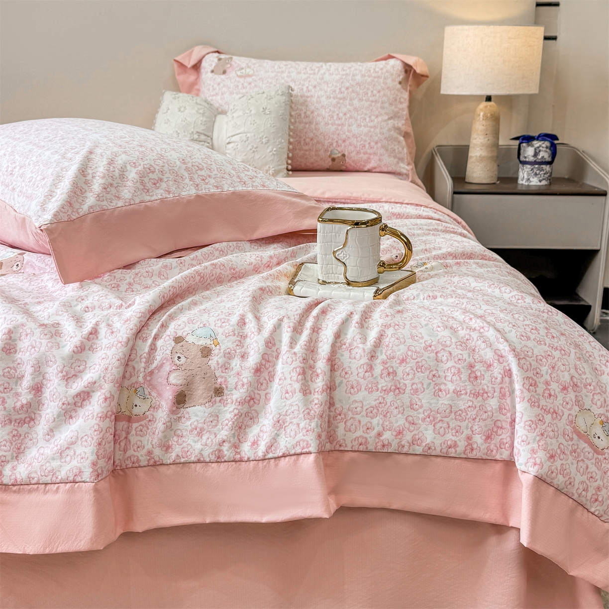 91家纺网 家纺一手货源 找家纺 慕木家纺 2026新款A类印花慕丝棉凉感夏被夏凉被空调被四件套 甜梦熊+浅粉