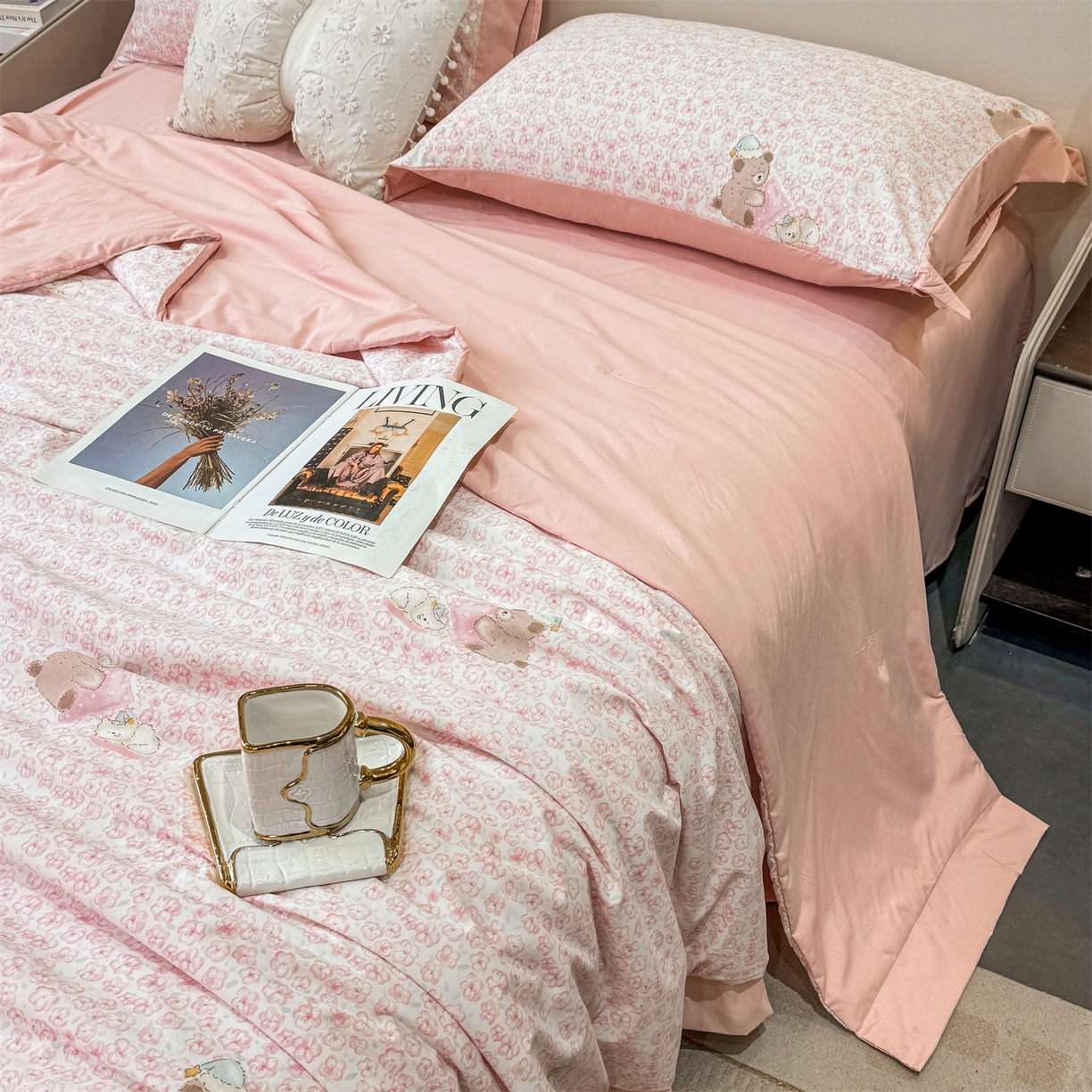 91家纺网 家纺一手货源 找家纺 慕木家纺 2026新款A类印花慕丝棉凉感夏被夏凉被空调被四件套 甜梦熊+浅粉