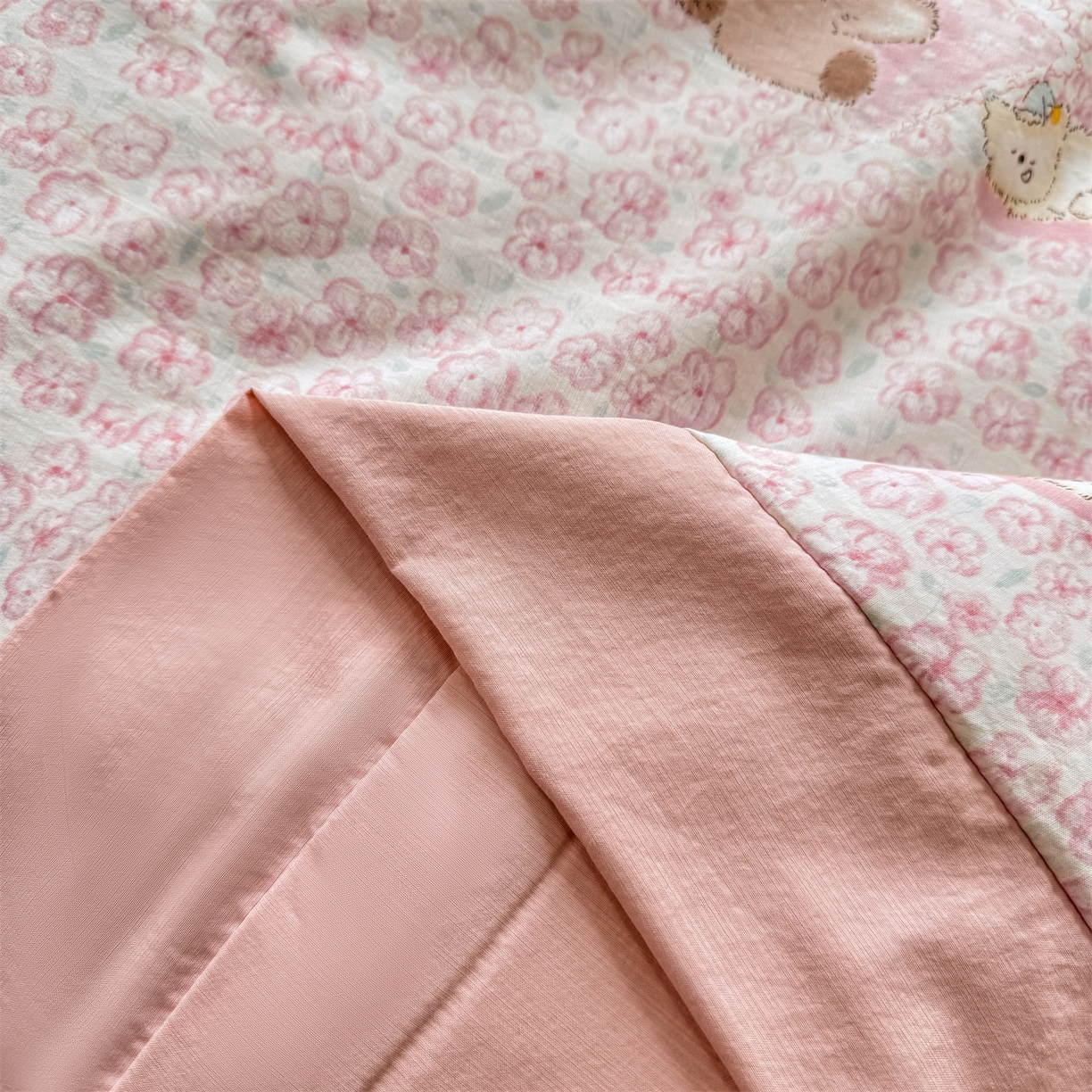 91家纺网 家纺一手货源 找家纺 慕木家纺 2026新款A类印花慕丝棉凉感夏被夏凉被空调被四件套 甜梦熊+浅粉