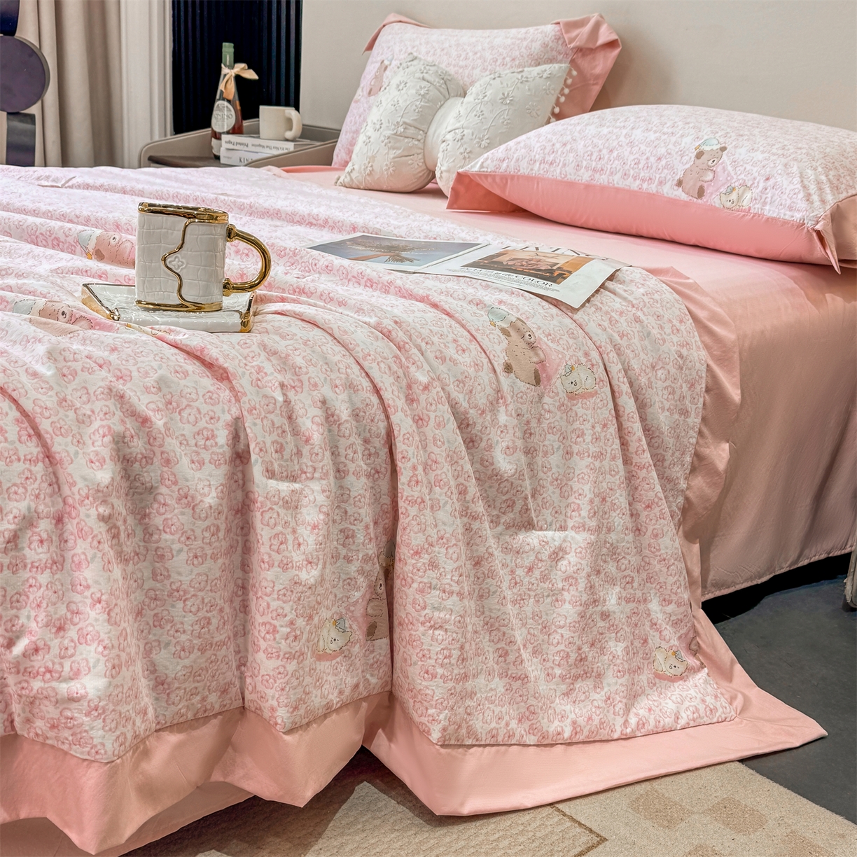 91家纺网 家纺一手货源 找家纺 慕木家纺 2026新款A类印花慕丝棉凉感夏被夏凉被空调被四件套 甜梦熊+浅粉