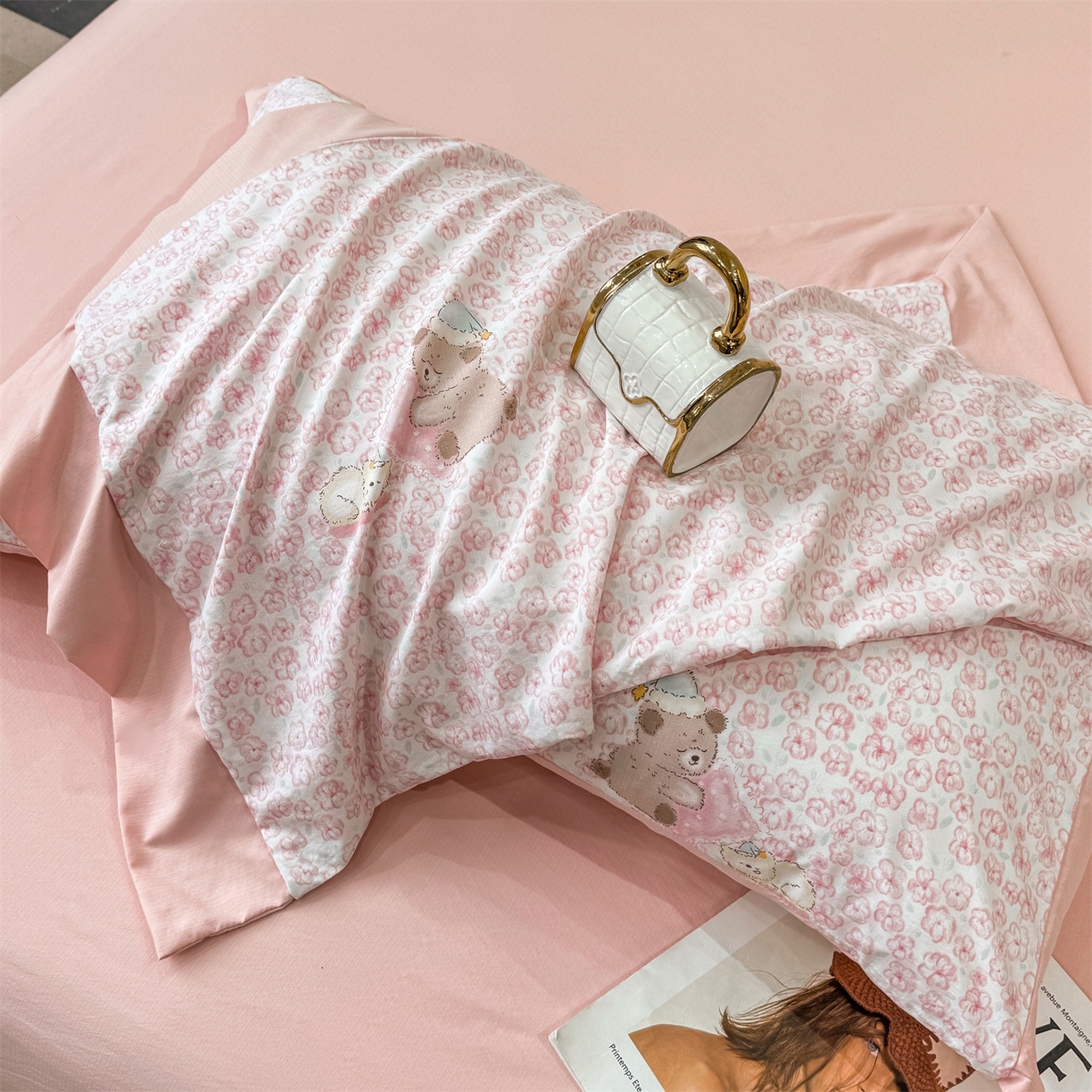91家纺网 家纺一手货源 找家纺 慕木家纺 2026新款A类印花慕丝棉凉感夏被夏凉被空调被四件套 甜梦熊+浅粉