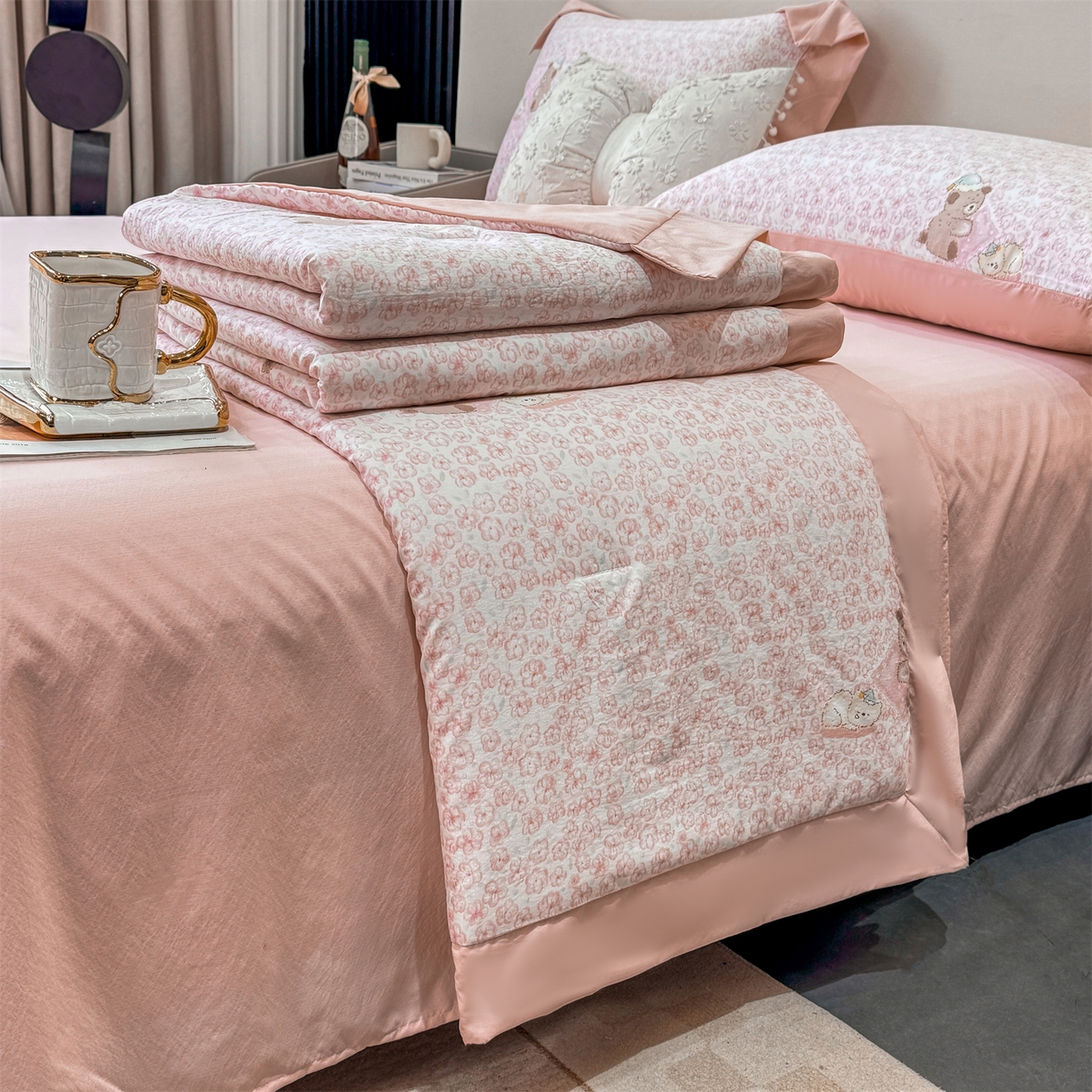 91家纺网 家纺一手货源 找家纺 慕木家纺 2026新款A类印花慕丝棉凉感夏被夏凉被空调被四件套 甜梦熊+浅粉