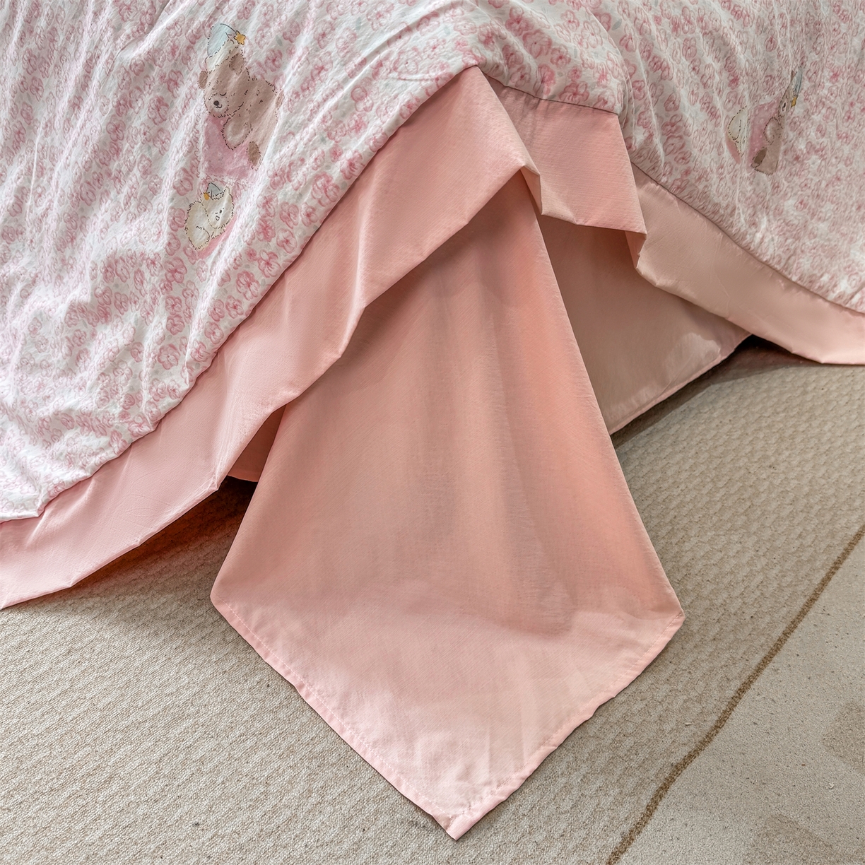 91家纺网 家纺一手货源 找家纺 慕木家纺 2026新款A类印花慕丝棉凉感夏被夏凉被空调被四件套 甜梦熊+浅粉