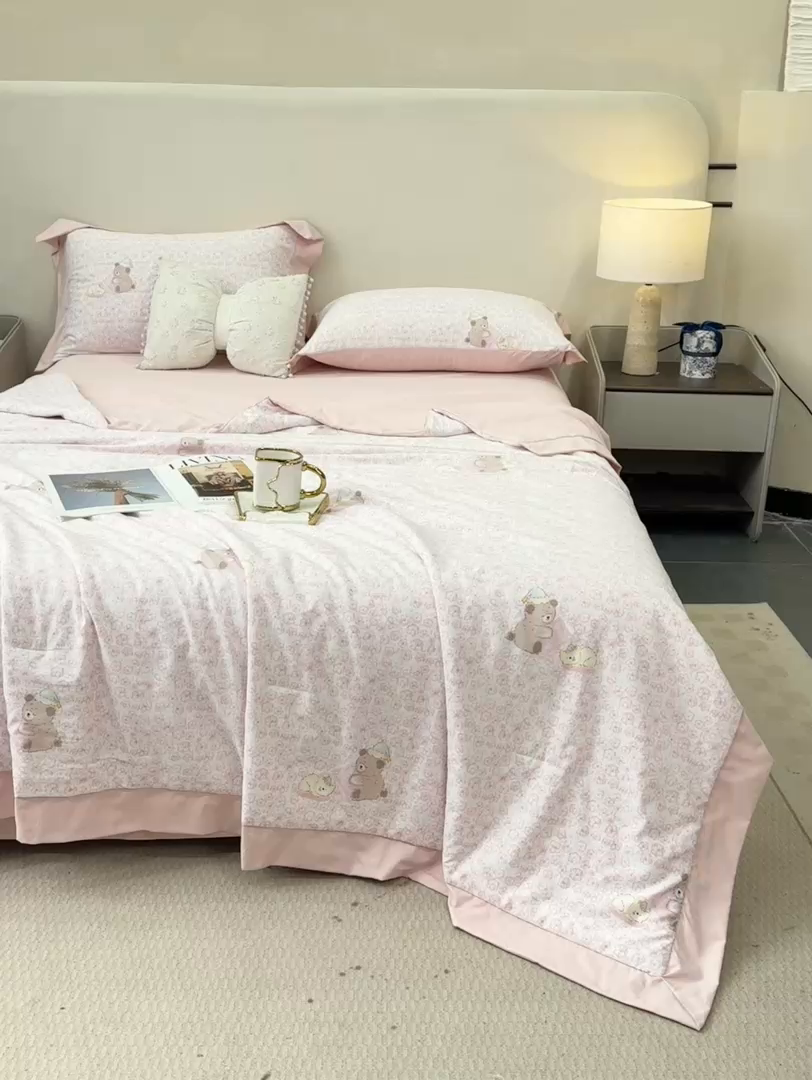 91家纺网 家纺一手货源 找家纺 慕木家纺 2026新款A类印花慕丝棉凉感夏被夏凉被空调被四件套 甜梦熊+浅粉