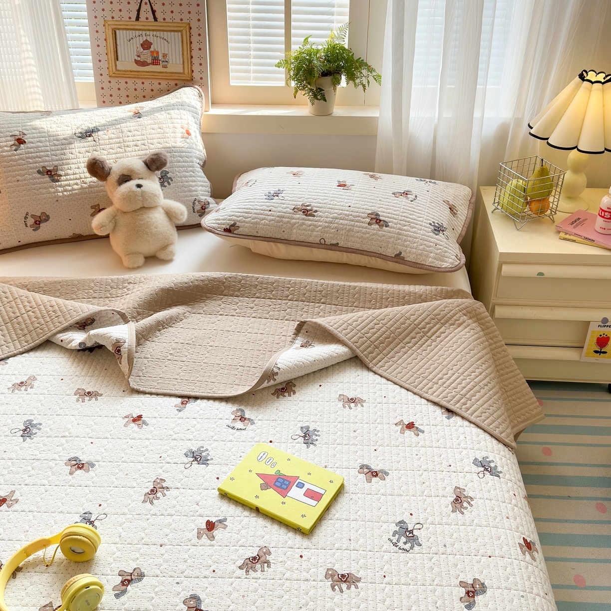 91家纺网 家纺一手货源 找家纺 云玲时尚 2026新款三角针泡芙夏被四件套系列 波点木马