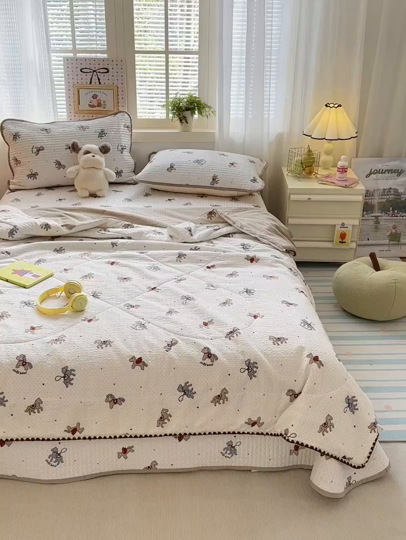 91家纺网 家纺一手货源 找家纺 云玲时尚 2026新款三角针泡芙夏被四件套系列 波点木马