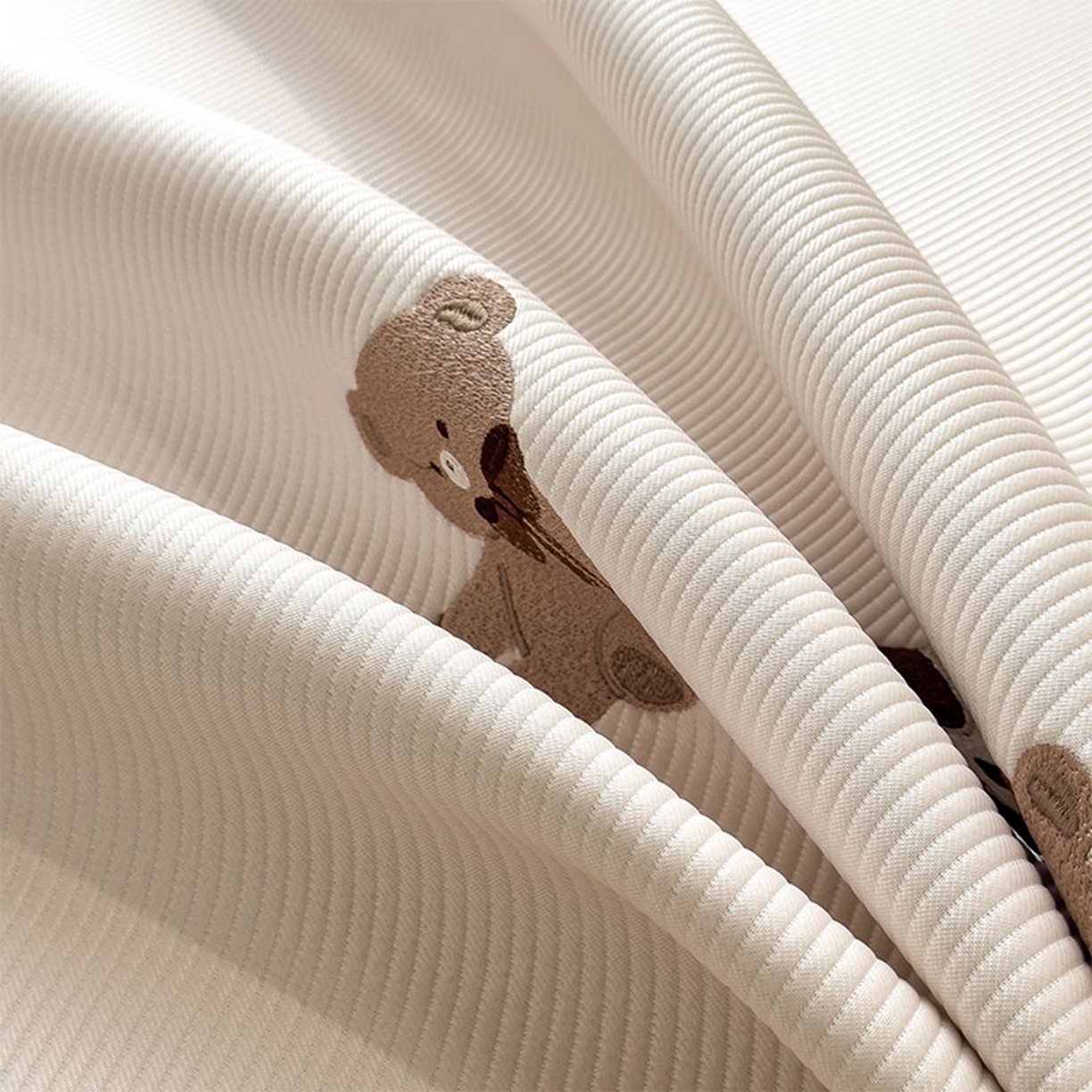 91家纺网 家纺一手货源 找家纺 莱家富 2026新款可机洗冰豆豆冰丝席凉席a类母婴级凉感值过0.21夏天床笠款软席子夏季 床席款-软萌小熊