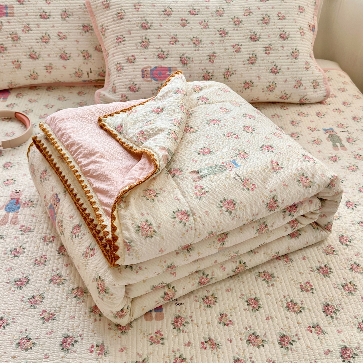 云玲时尚 2026新款三角针泡芙夏被四件套系列 粉衣小兔