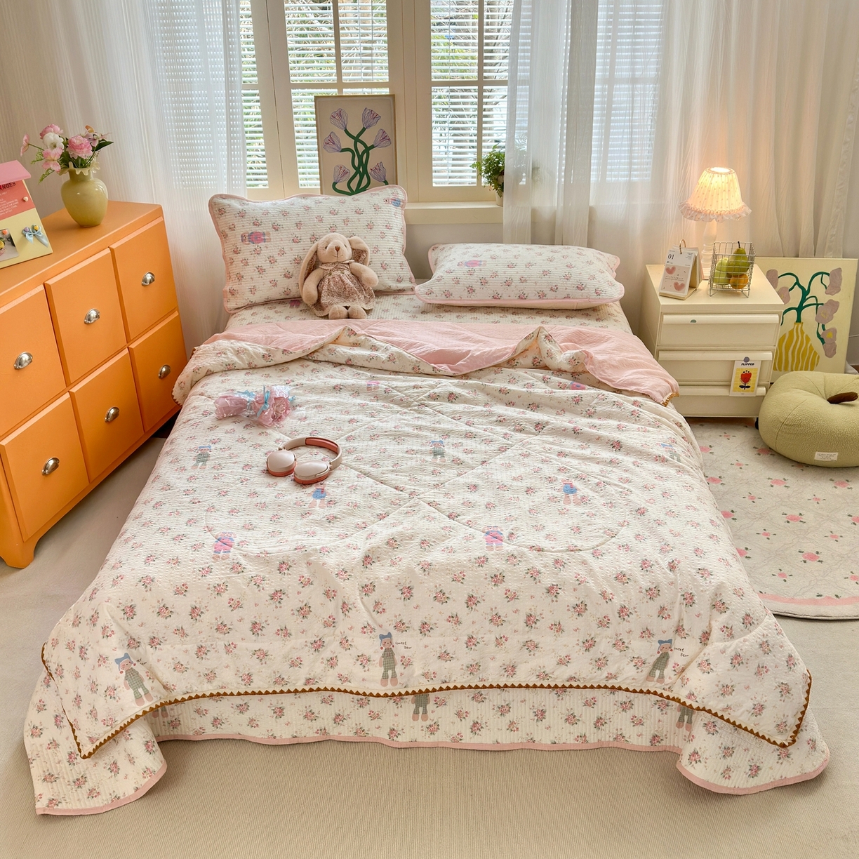 91家纺网 家纺一手货源 找家纺 云玲时尚 2026新款三角针泡芙夏被四件套系列 粉衣小兔