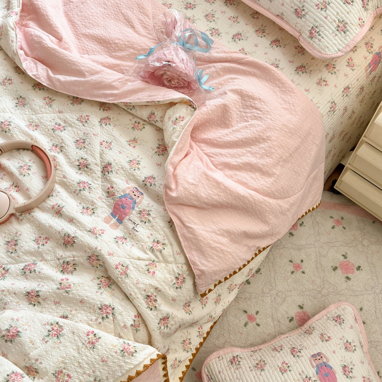 91家纺网 家纺一手货源 找家纺 云玲时尚 2026新款三角针泡芙夏被四件套系列 粉衣小兔