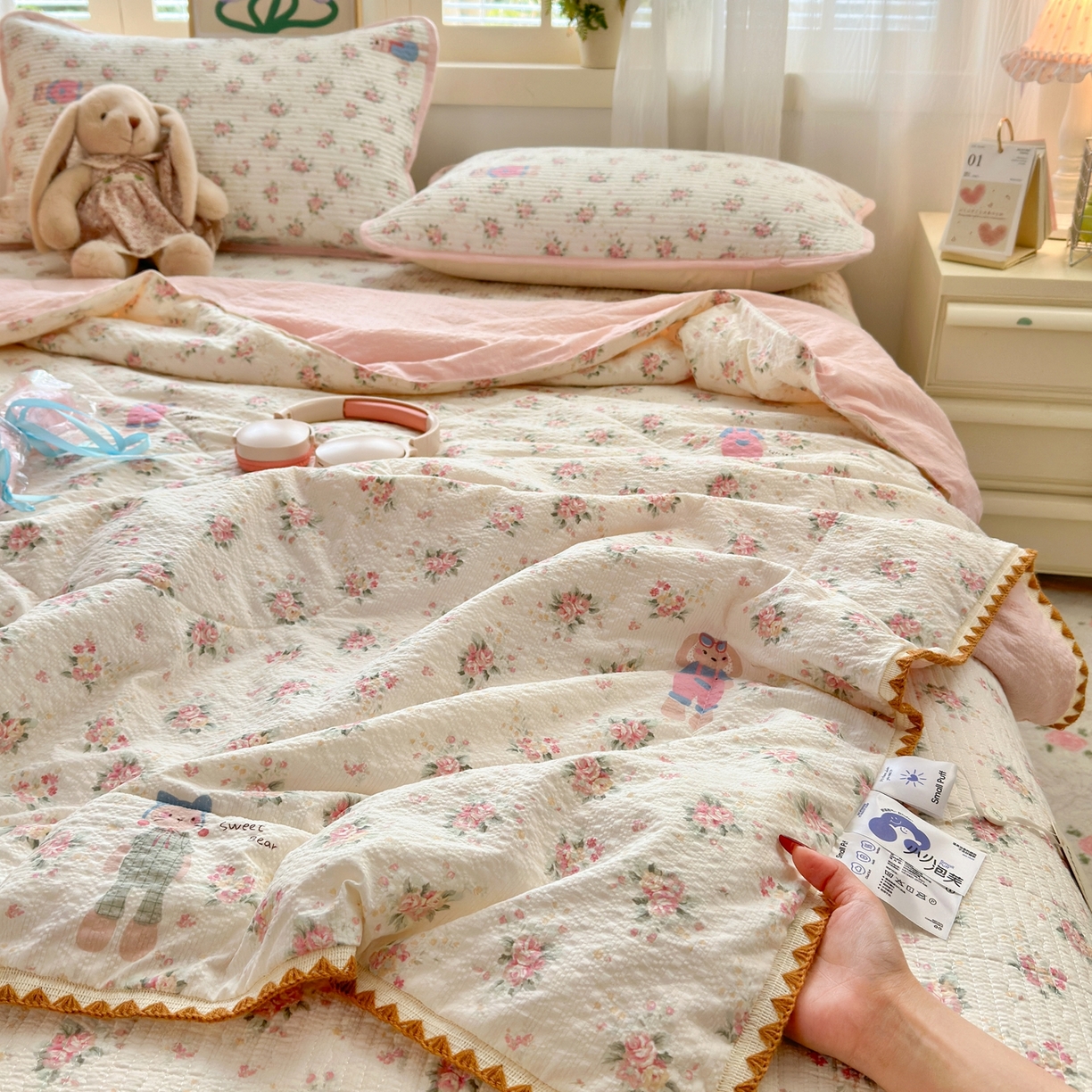 91家纺网 家纺一手货源 找家纺 云玲时尚 2026新款三角针泡芙夏被四件套系列 粉衣小兔