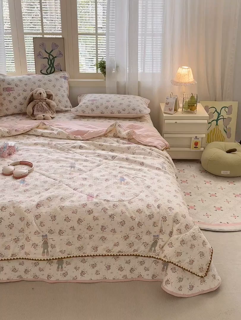 91家纺网 家纺一手货源 找家纺 云玲时尚 2026新款三角针泡芙夏被四件套系列 粉衣小兔