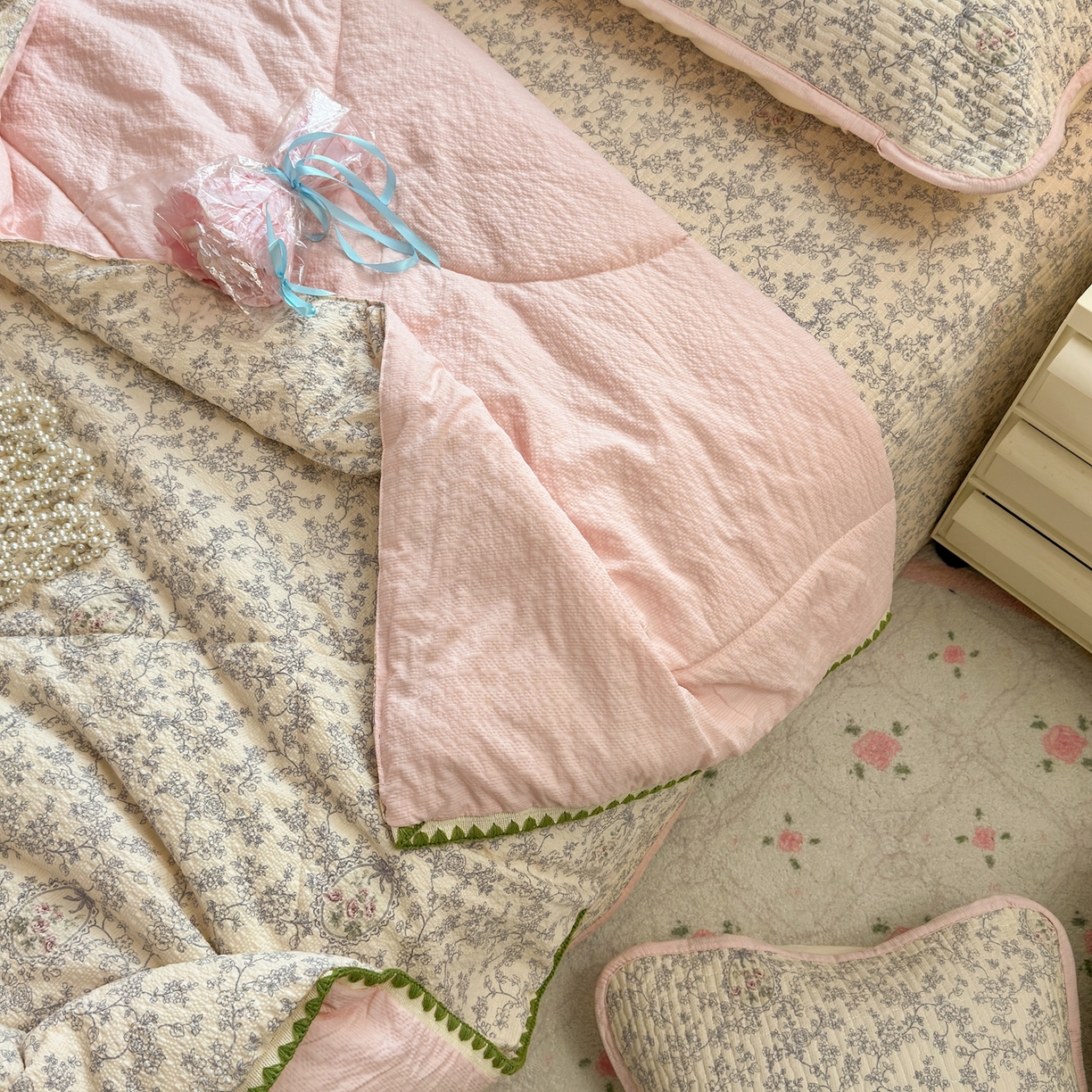 91家纺网 家纺一手货源 找家纺 云玲时尚 2026新款三角针泡芙夏被四件套系列 复古花园