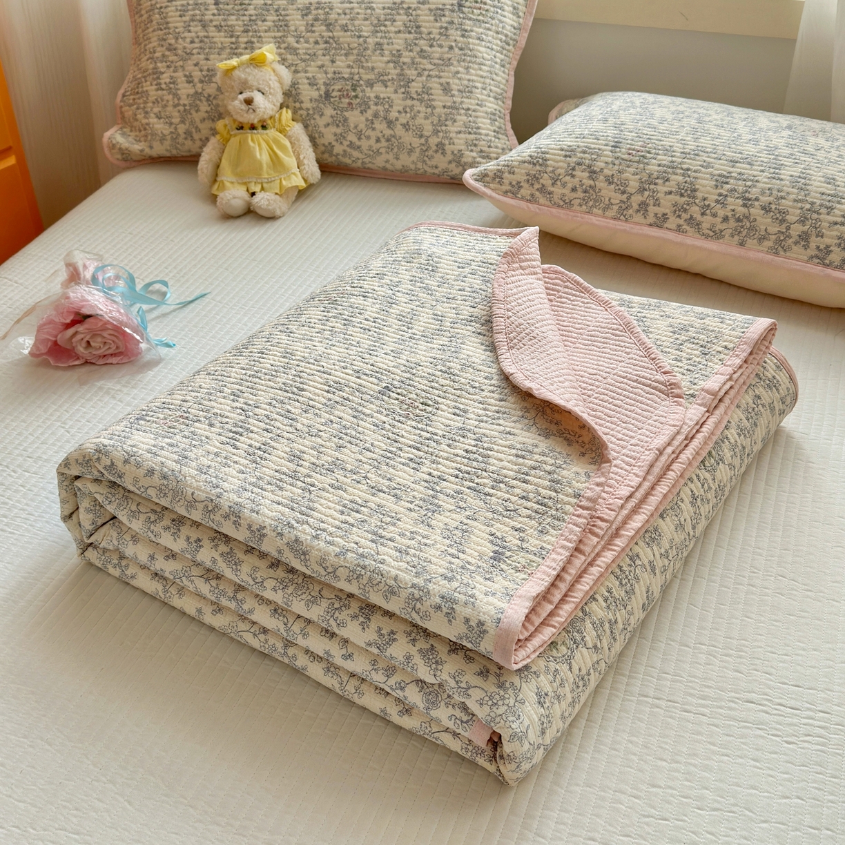 91家纺网 家纺一手货源 找家纺 云玲时尚 2026新款三角针泡芙夏被四件套系列 复古花园