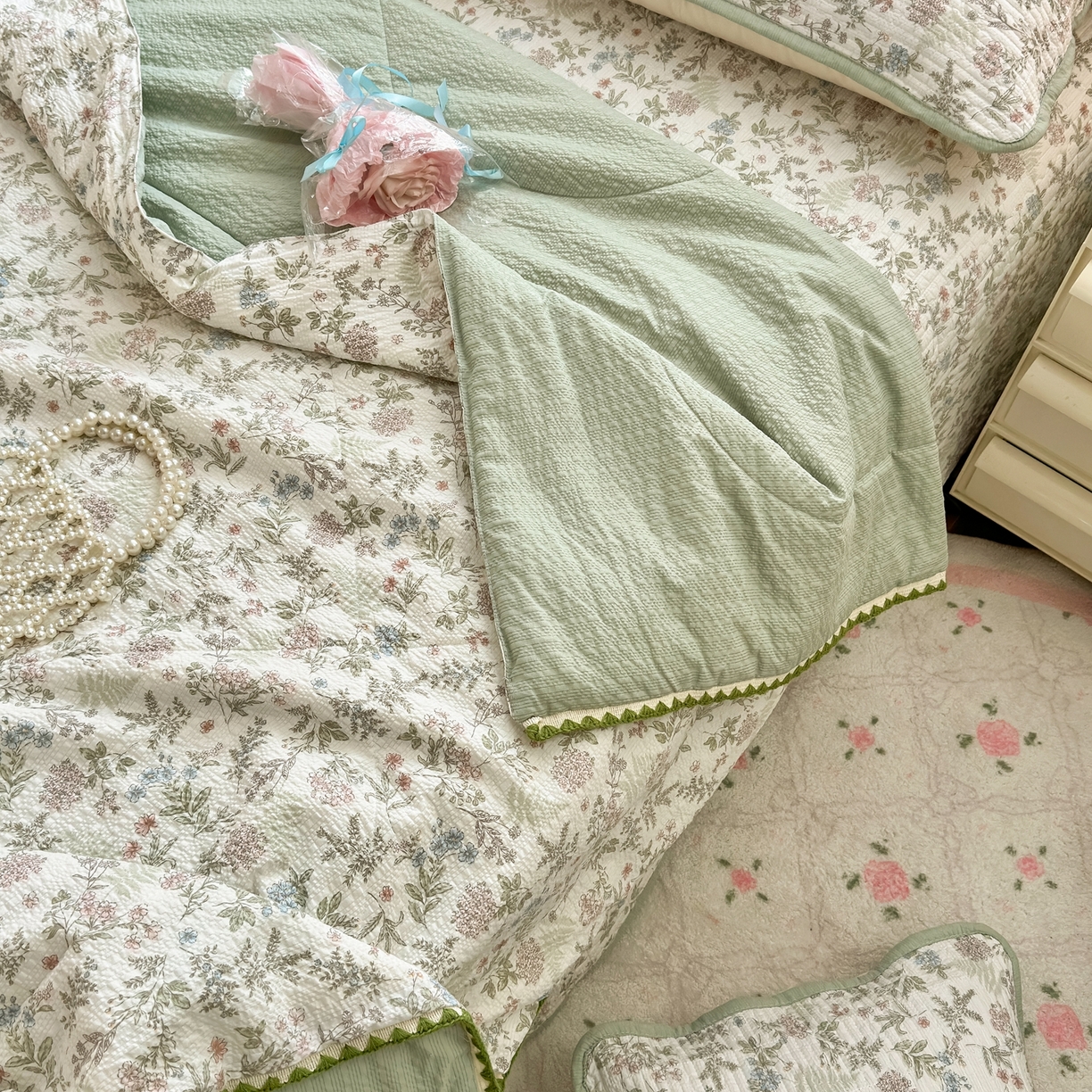 91家纺网 家纺一手货源 找家纺 云玲时尚 2026新款三角针泡芙夏被四件套系列 花信