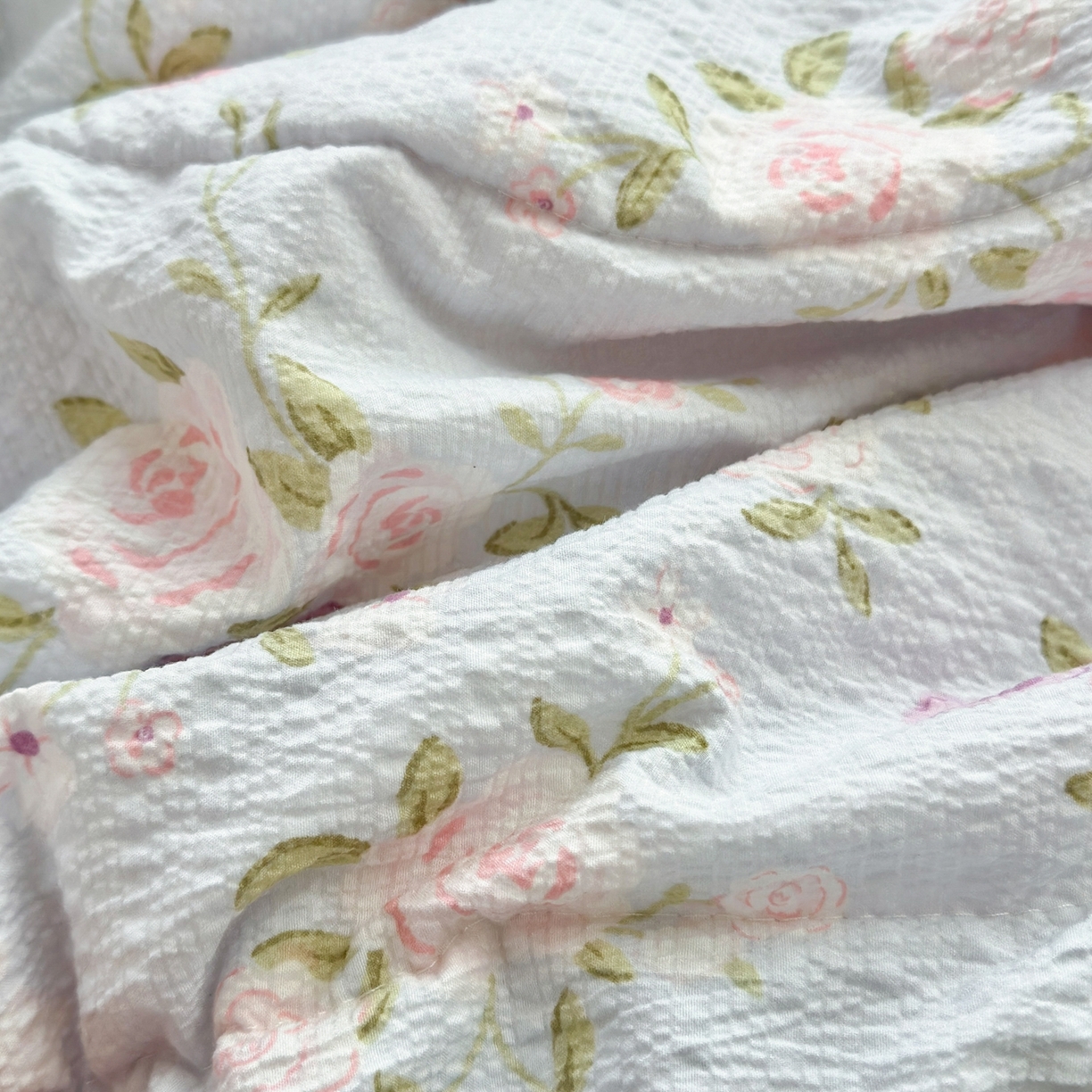 91家纺网 家纺一手货源 找家纺 云玲时尚 2026新款三角针泡芙夏被四件套系列 玫瑰园