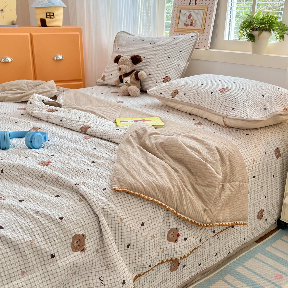 91家纺网 家纺一手货源 找家纺 云玲时尚 2026新款三角针泡芙夏被四件套系列 奶咖小熊