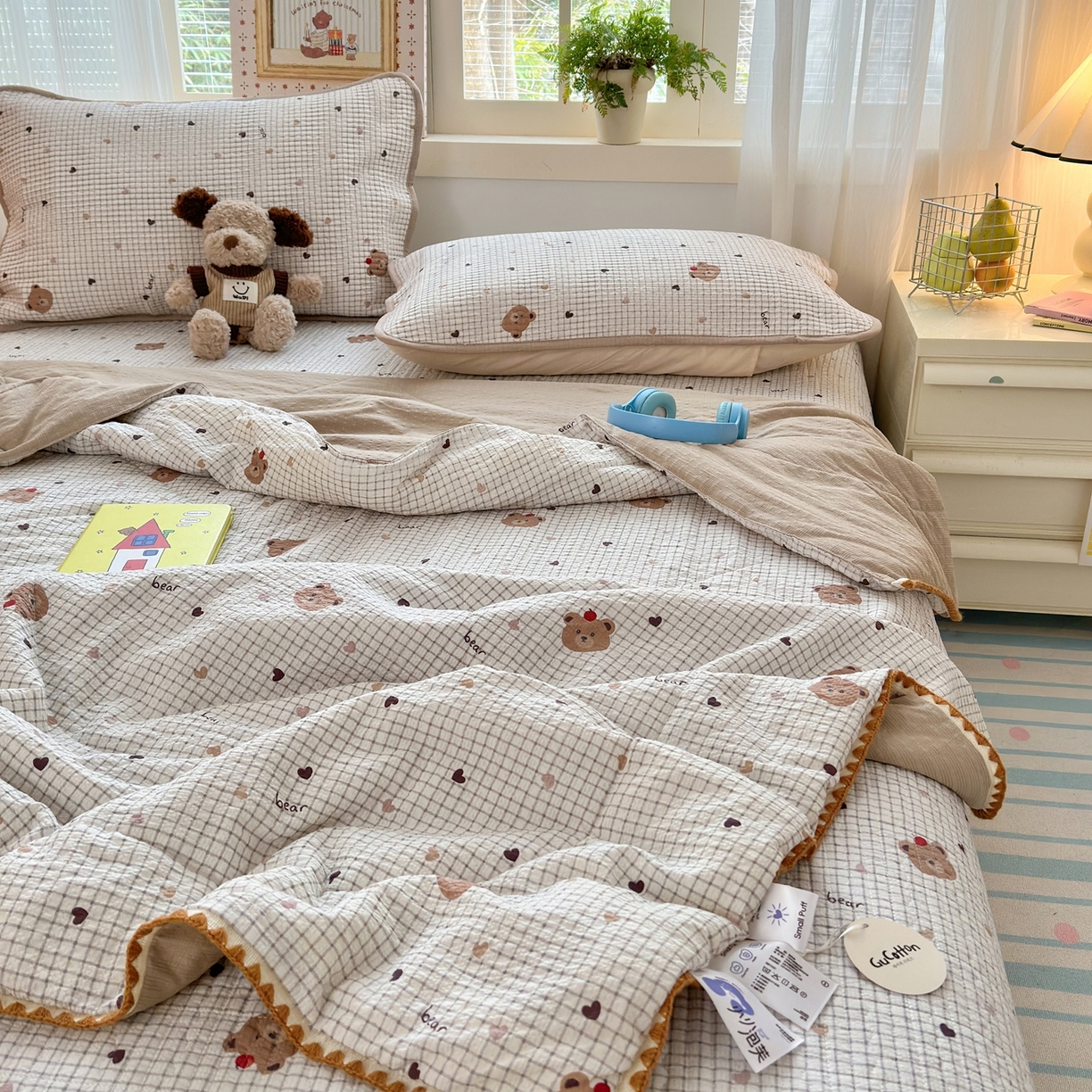 91家纺网 家纺一手货源 找家纺 云玲时尚 2026新款三角针泡芙夏被四件套系列 奶咖小熊