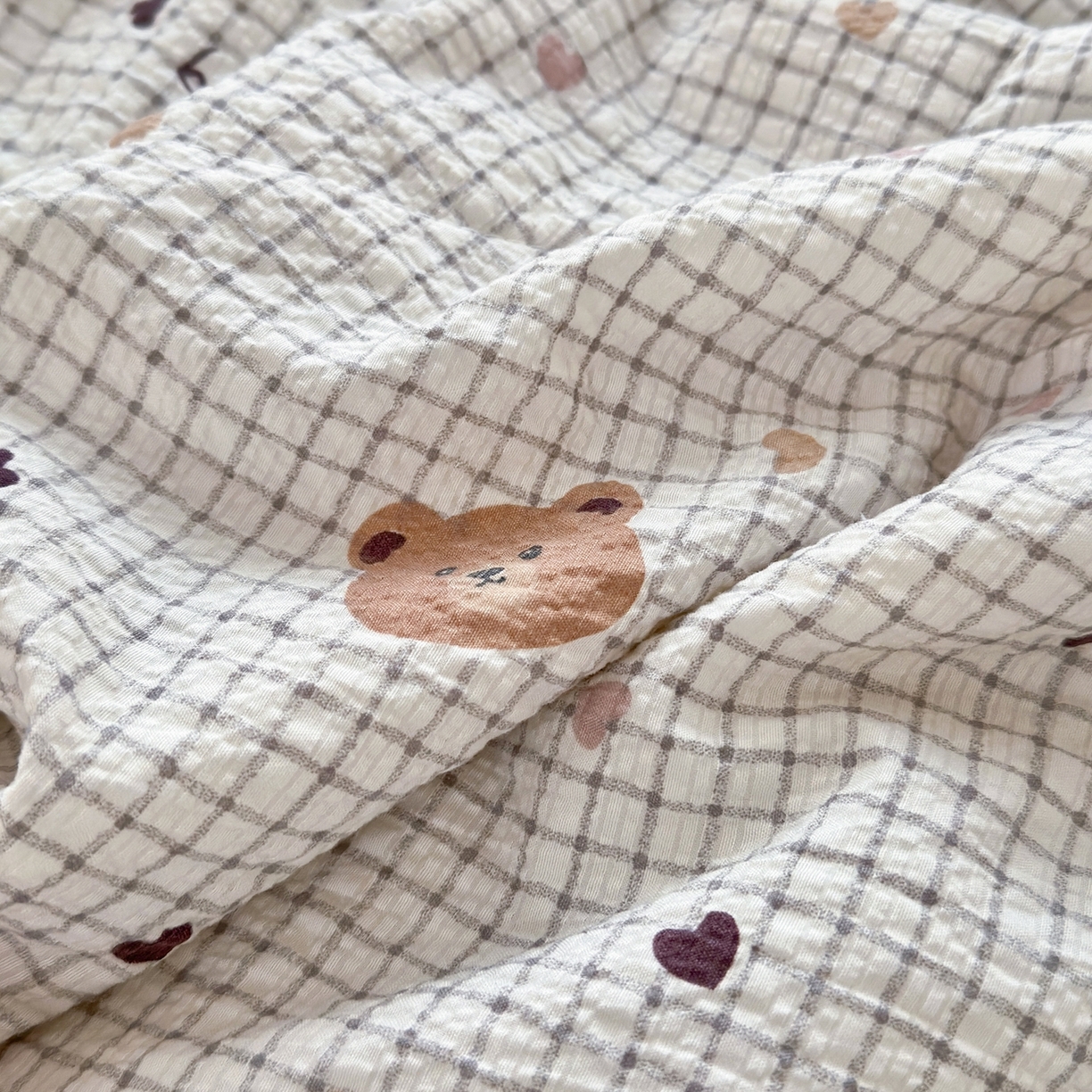 91家纺网 家纺一手货源 找家纺 云玲时尚 2026新款三角针泡芙夏被四件套系列 奶咖小熊