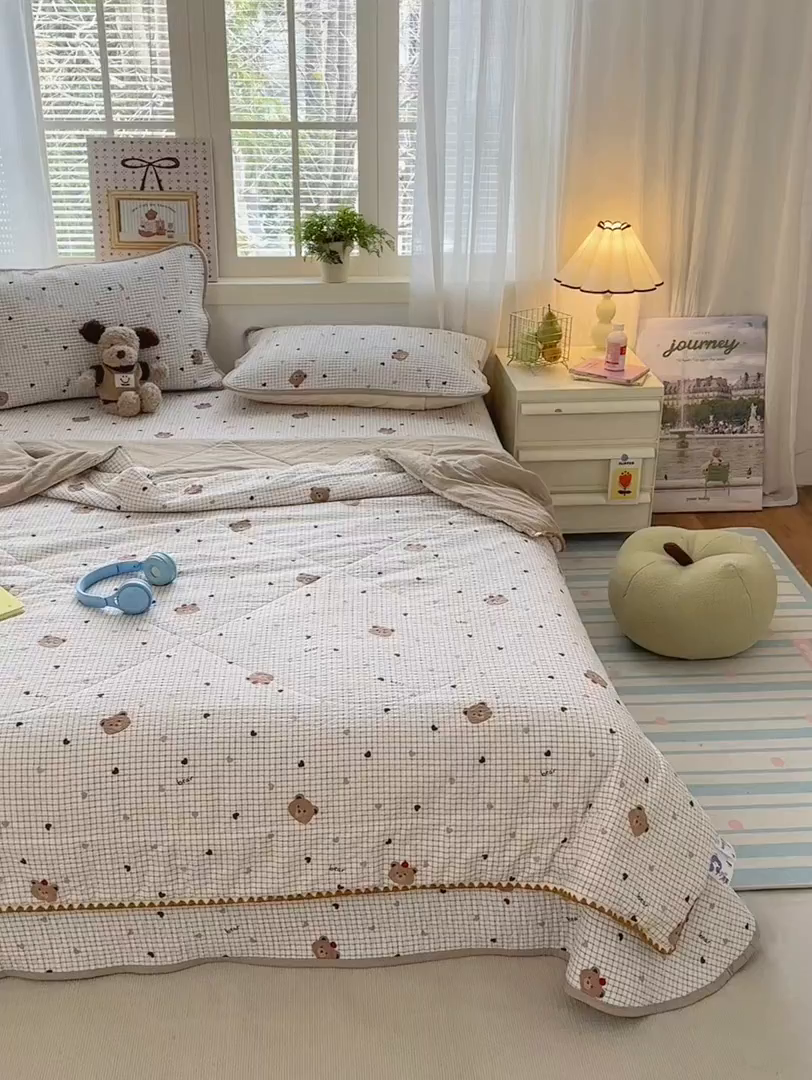 91家纺网 家纺一手货源 找家纺 云玲时尚 2026新款三角针泡芙夏被四件套系列 奶咖小熊