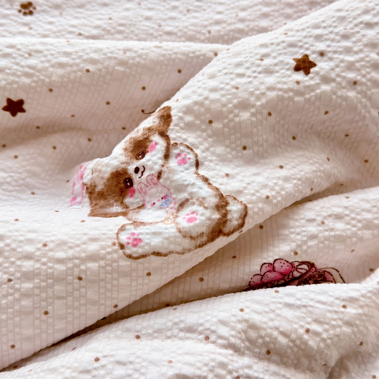 91家纺网 家纺一手货源 找家纺 云玲时尚 2026新款三角针泡芙夏被四件套系列 奶糯狗