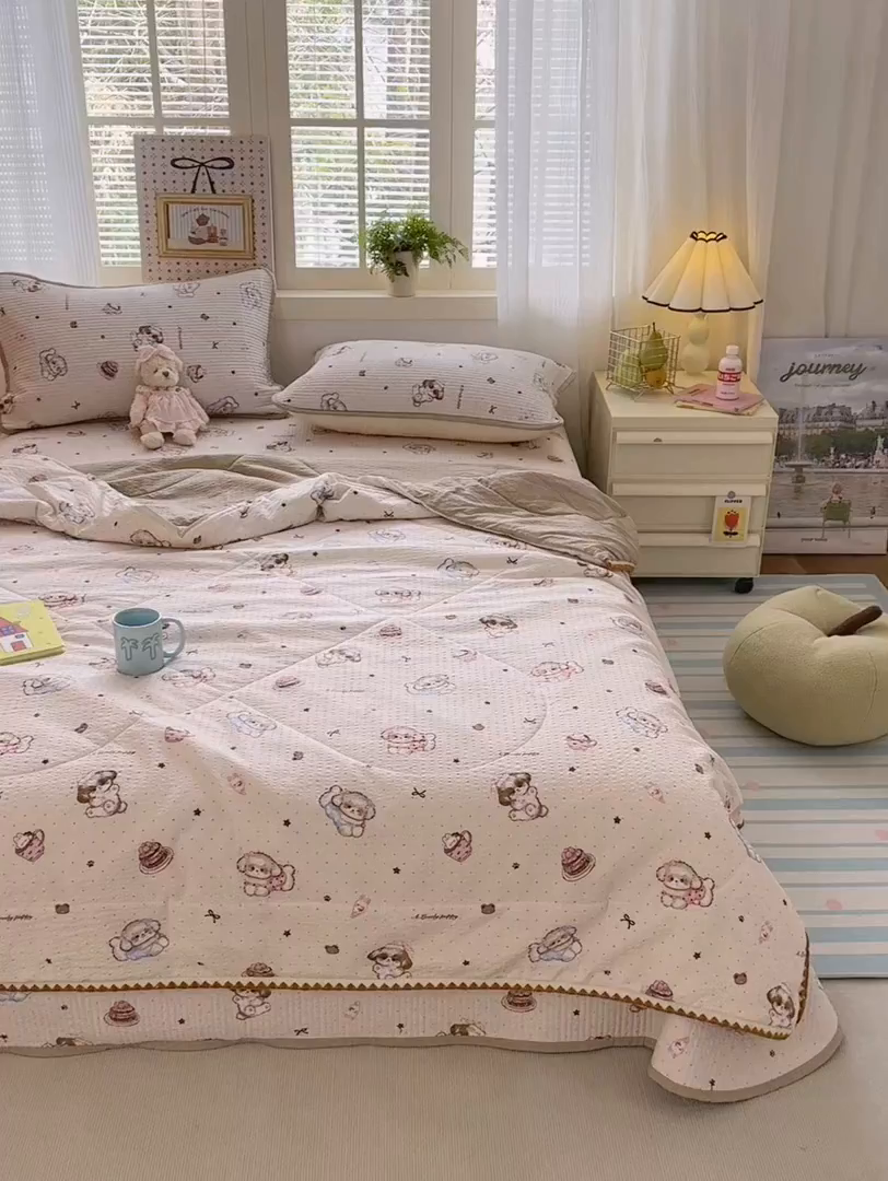 91家纺网 家纺一手货源 找家纺 云玲时尚 2026新款三角针泡芙夏被四件套系列 奶糯狗