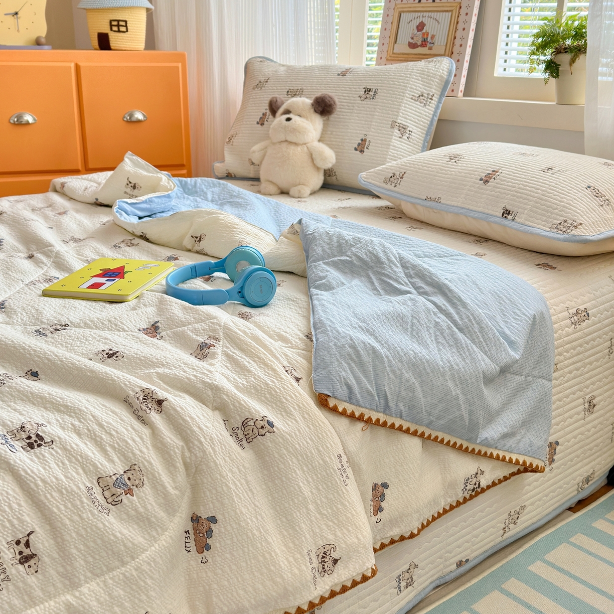 91家纺网 家纺一手货源 找家纺 云玲时尚 2026新款三角针泡芙夏被四件套系列 小狗排队