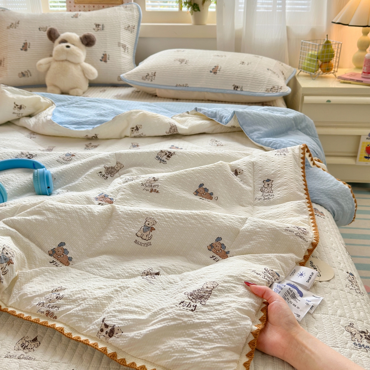 91家纺网 家纺一手货源 找家纺 云玲时尚 2026新款三角针泡芙夏被四件套系列 小狗排队