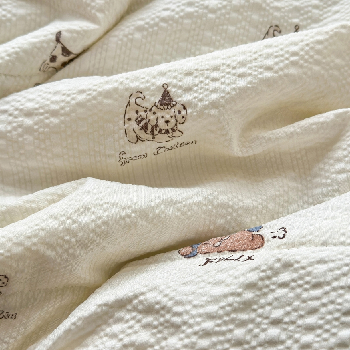 91家纺网 家纺一手货源 找家纺 云玲时尚 2026新款三角针泡芙夏被四件套系列 小狗排队