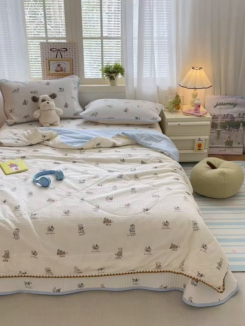 91家纺网 家纺一手货源 找家纺 云玲时尚 2026新款三角针泡芙夏被四件套系列 小狗排队