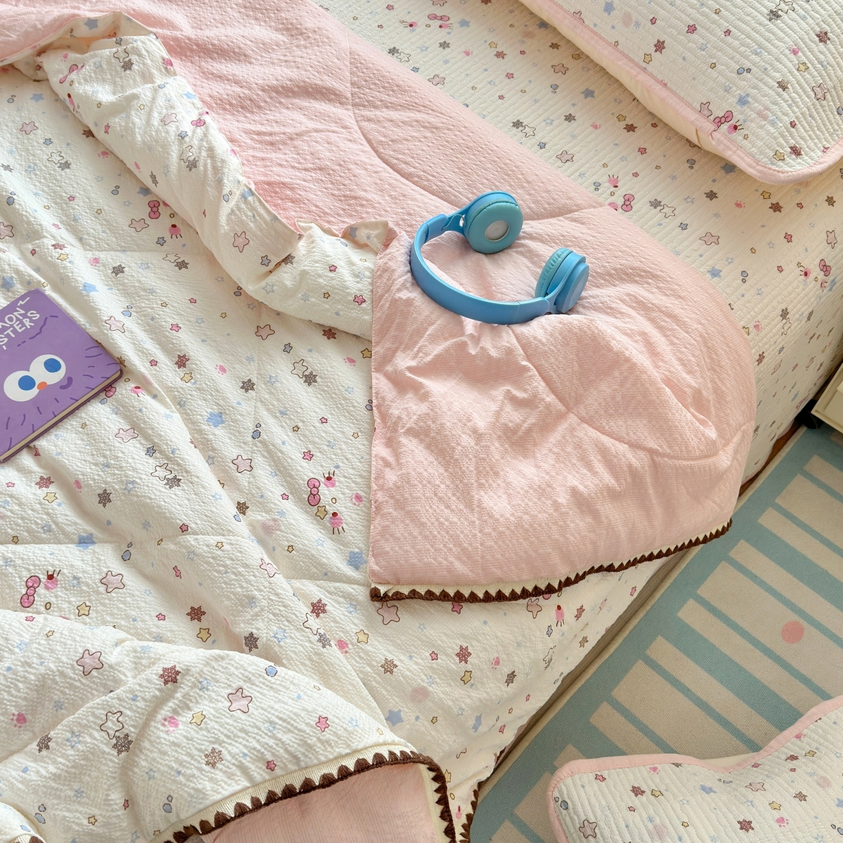 91家纺网 家纺一手货源 找家纺 云玲时尚 2026新款三角针泡芙夏被四件套系列 雪星织