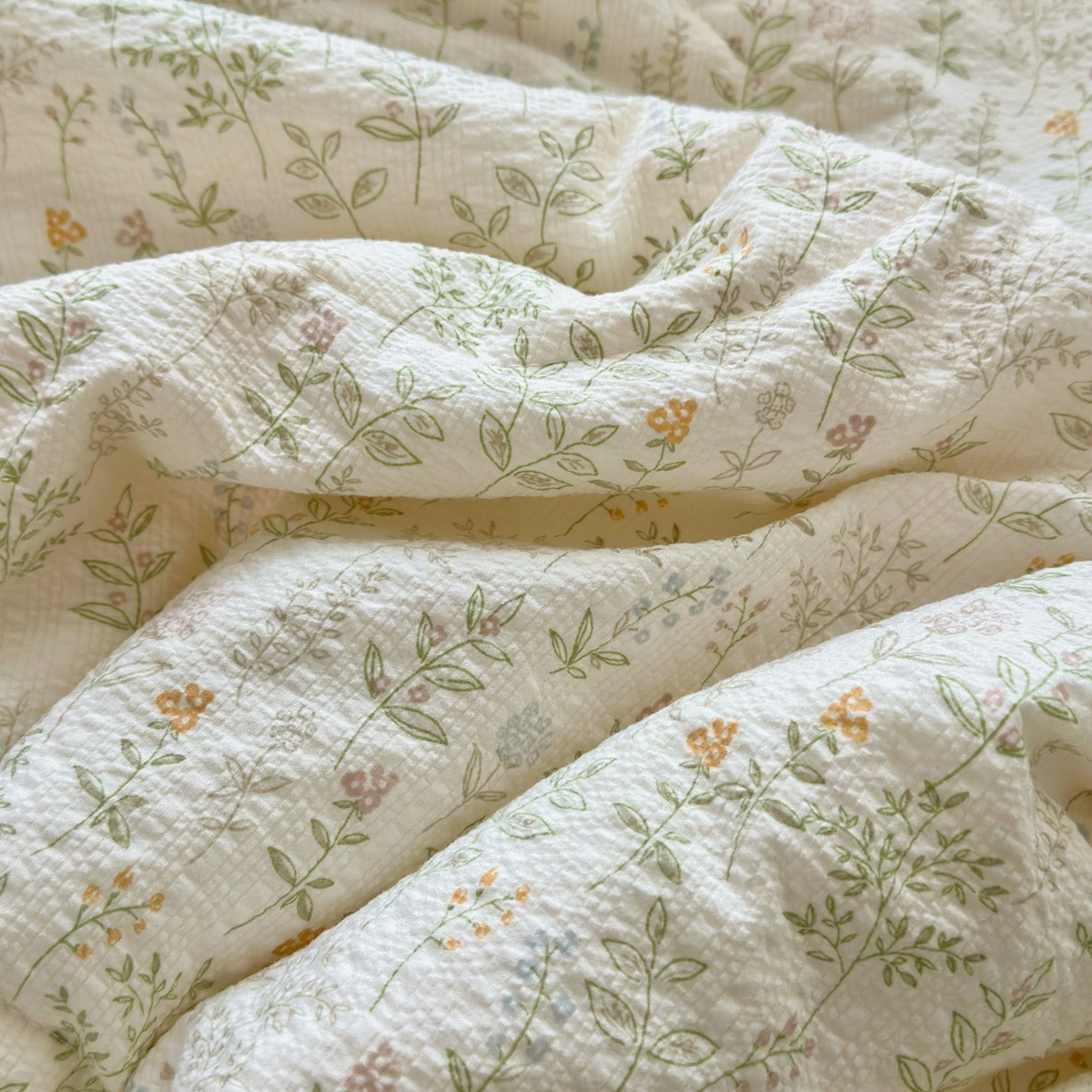 91家纺网 家纺一手货源 找家纺 云玲时尚 2026新款三角针泡芙夏被四件套系列 枝蔓