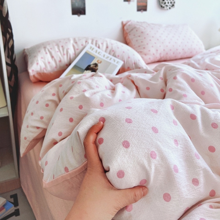 91家纺网 家纺一手货源 找家纺 朵朵家纺 2026新款高级感轻奢复古美拉德色系双层纱泡芙棉床品四件套加厚水洗双层纱软 粉红波点