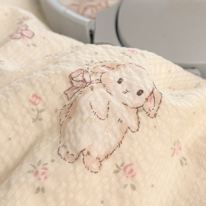 91家纺网 家纺一手货源 找家纺 牵依 2026春夏新款A类云感花边款双层纱床盖四件套 悦悦小兔