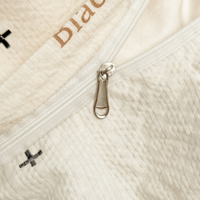 91家纺网 家纺一手货源 找家纺 牵依 2026春夏新款A类云感花边款双层纱床盖四件套 奥利奥小猫