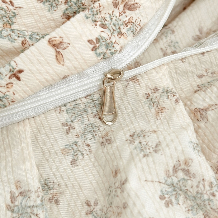 91家纺网 家纺一手货源 找家纺 牵依 2026春夏新款A类云感花边款双层纱床盖四件套 春日序曲