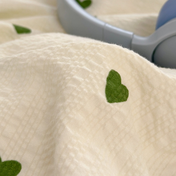 91家纺网 家纺一手货源 找家纺 牵依 2026春夏新款A类云感花边款双层纱床盖四件套 绿爱心